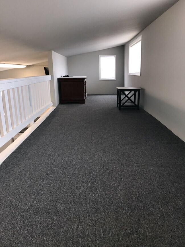 Foto del edificio - Loft Apartment/ Garage For Rent