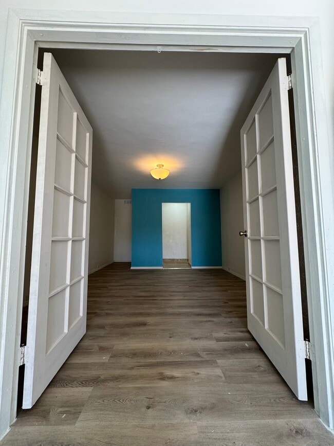 Segundo dormitorio espacioso con puertas dobles francesas - 2971 Swandale Ct