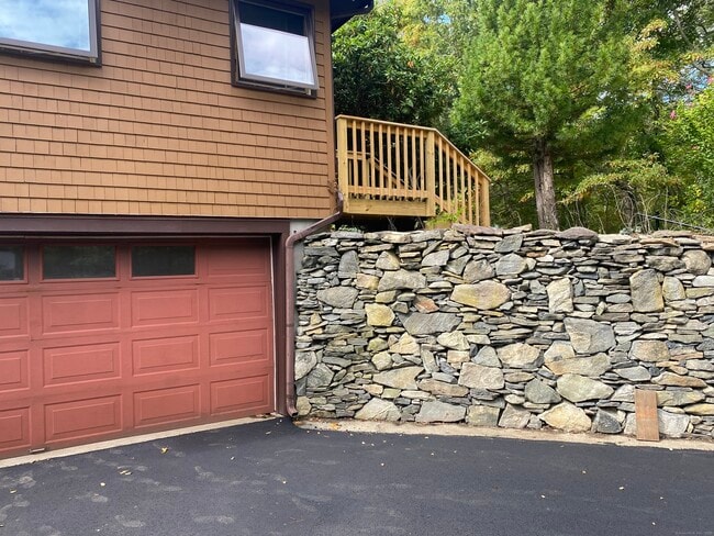 Building Photo - 319 Hell Hollow Rd