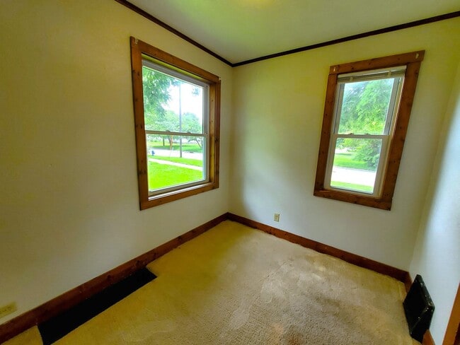 Building Photo - FOR RENT: 147 FRENCH- cute one bedroom bun...