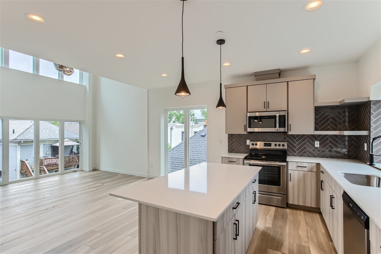 Primary Photo - Brand new modern duplex townhome with roof...
