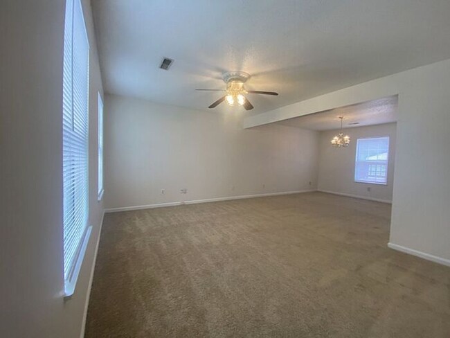 Building Photo - 400 Oakbrook Village Road Columbia, SC 292...