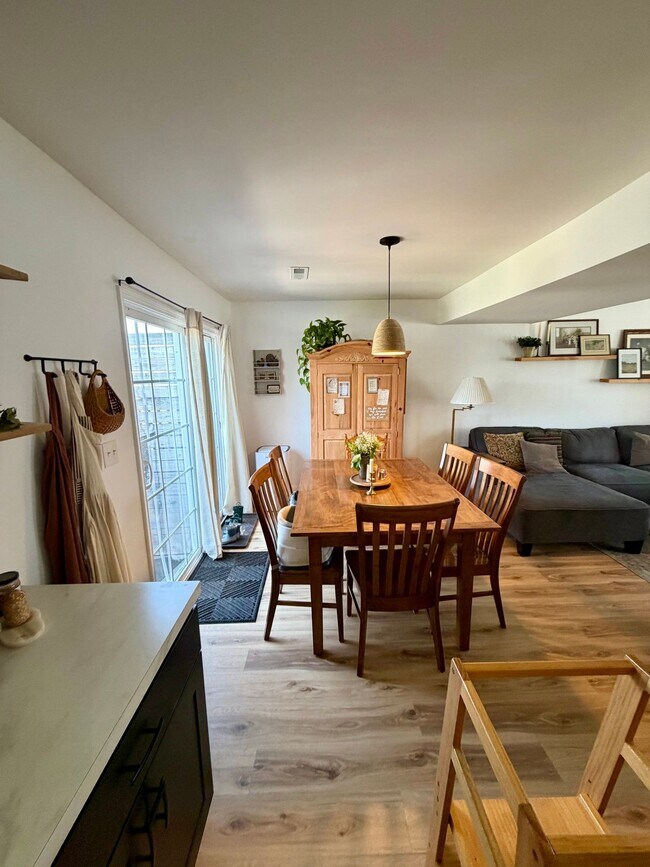 Building Photo - 60 Carriage House Dr