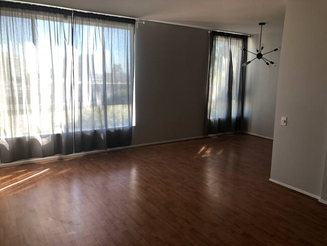 Foto del edificio - 622 S Barrington Ave