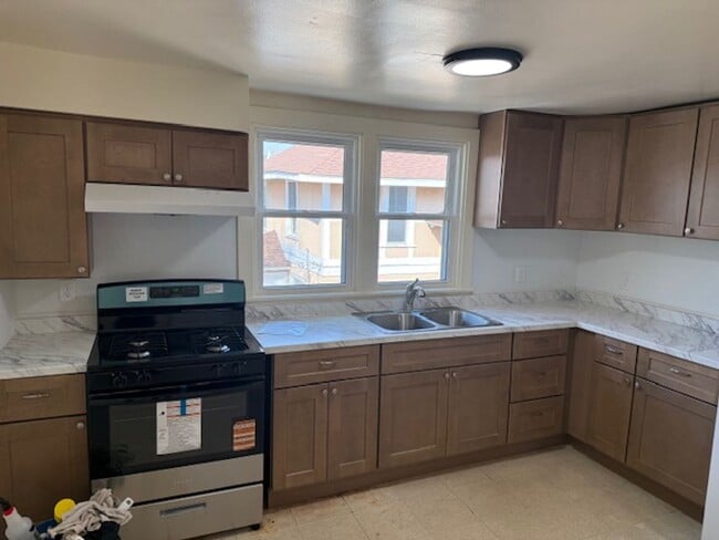 Building Photo - 108 Burton St SW