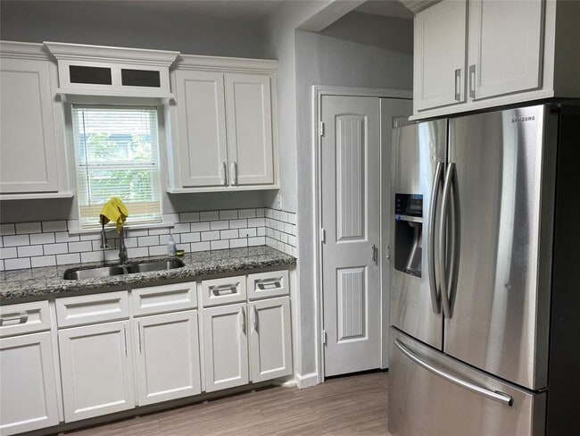 Foto del edificio - 218 E Wright Ave