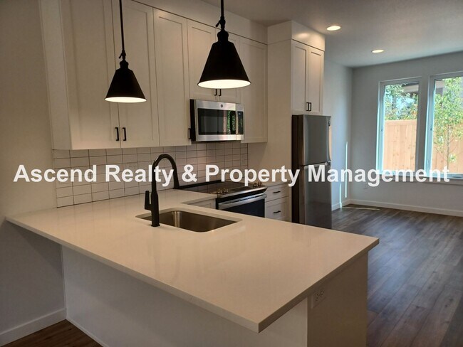 Foto del edificio - Newer Townhome in Alberta Available August...