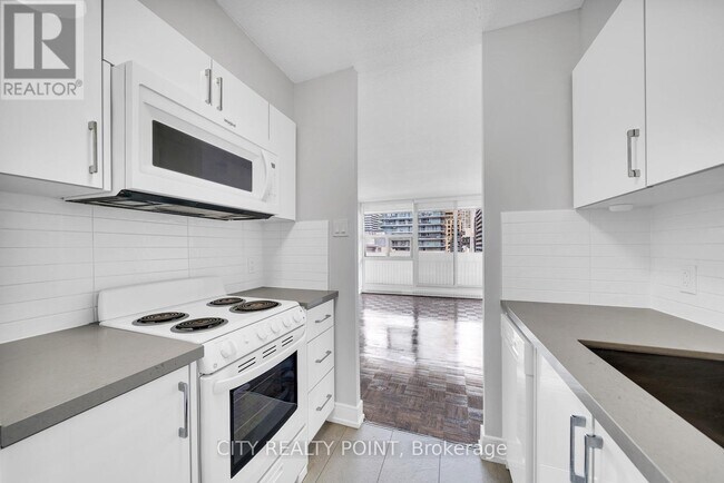 Building Photo - 33 Isabella St