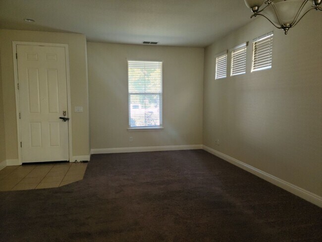 Foto del edificio - Nice 4 Bedroom, 2 Bath 1690 sqft., Anatoli...