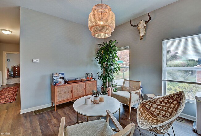 Foto del edificio - 1601 S Meridian St