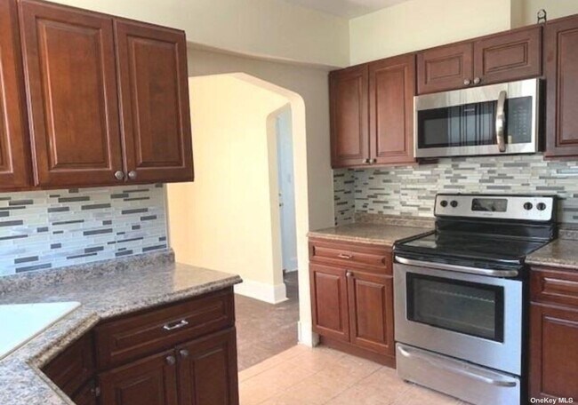 Foto del edificio - 59-05 Fresh Meadow Ln