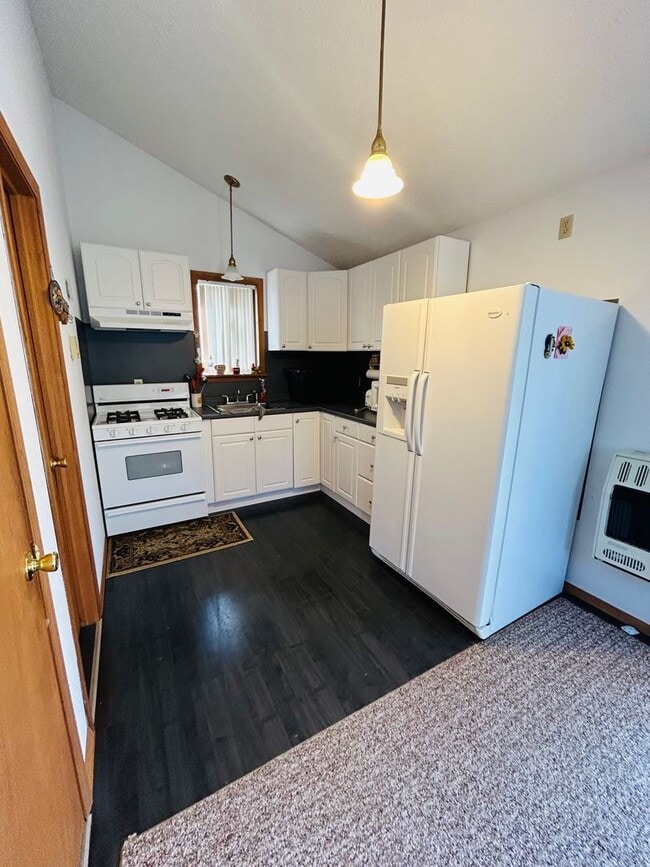 Building Photo - Bright and spacious 3-bedroom, 1-bath home featuring a nice backyard