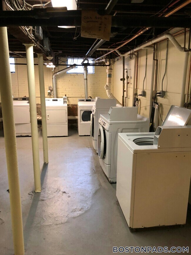 Foto del edificio - 233 Lafayette St