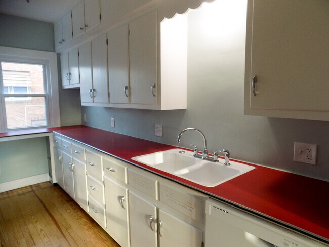 Kitchen - 928 Canfield Rd