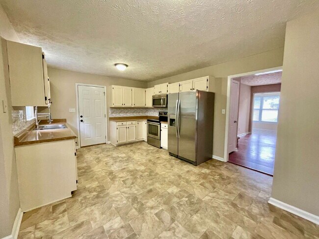 Building Photo - Charming 3-Bed Haven With 2.5 Baths In Fayetteville