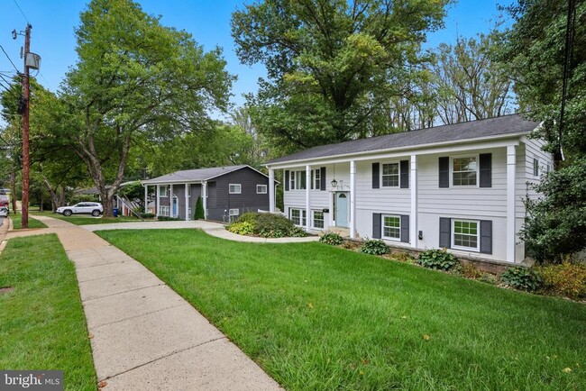 Building Photo - 5023 King Richard Dr