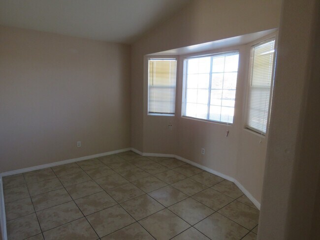 Building Photo - Spacious home close to town!!