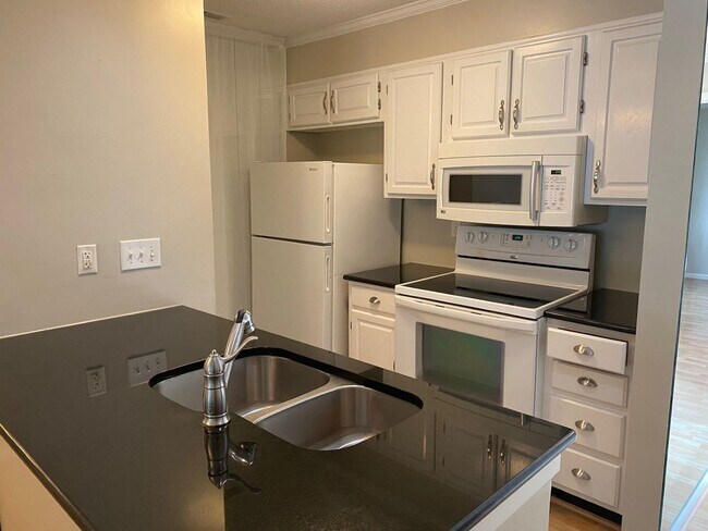 Building Photo - Waterfront - 2 Bed/ 2 Bath Condo - Conveni...