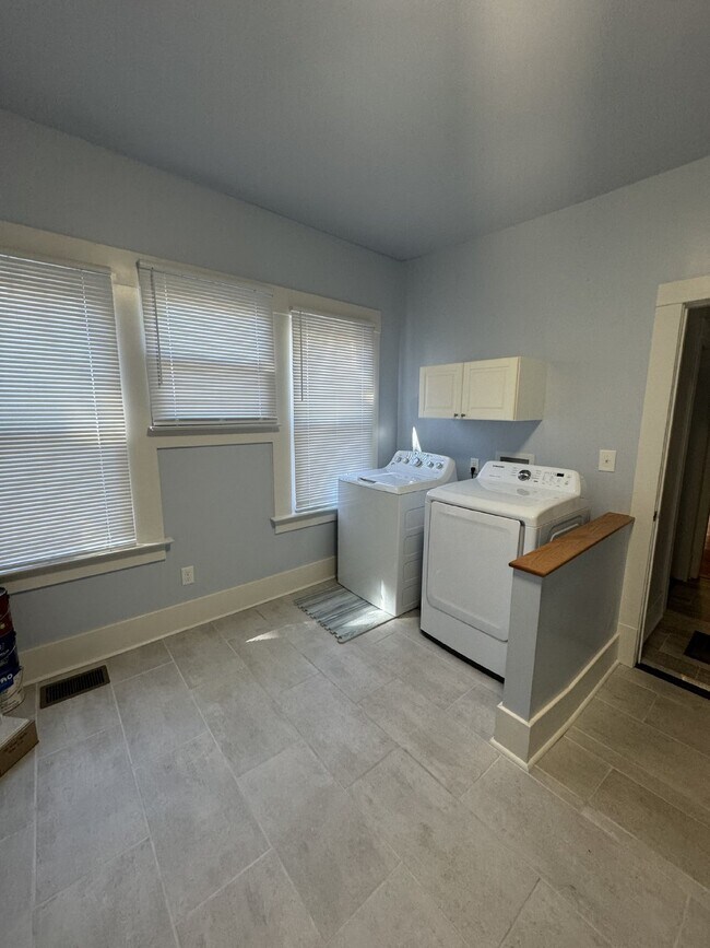 Foto del edificio - 4 bedroom 3 bath Springfield home with Off street parking