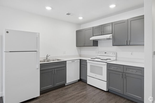 2BR, 1BA - 743SF - Kitchen - Hughes Station