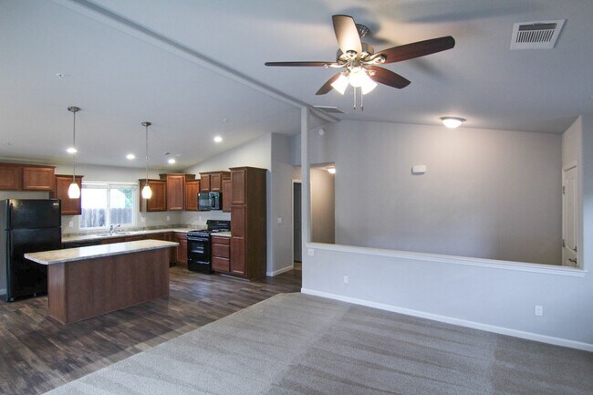 Building Photo - 3 Bedroom, 2 Bath Home in Redding