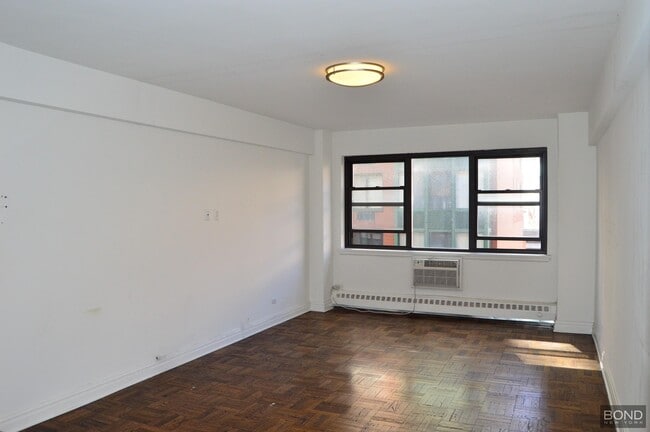 Building Photo - 219 E 69th St