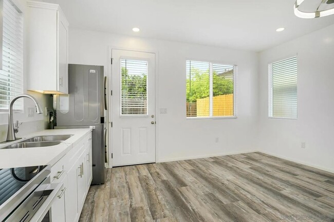 Building Photo - 2077 Grove Ave