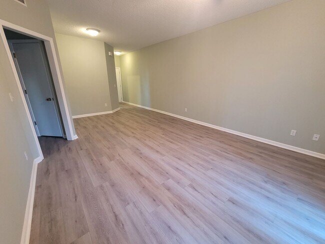 Foto del edificio - Renovated first floor condo with community...