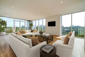 Building Photo - 121 N Post Oak Ln