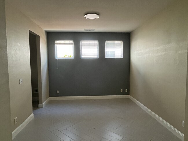 Foto del edificio - 619 Snow Creek Ln