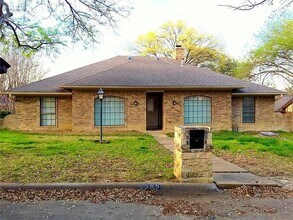 Building Photo - 2202 Greenbriar Ct