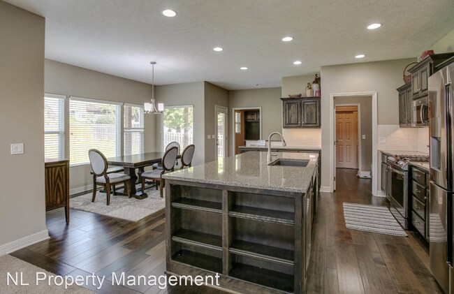 Building Photo - 4 br, 2.5 bath House - 6014 South 156 Ave ...