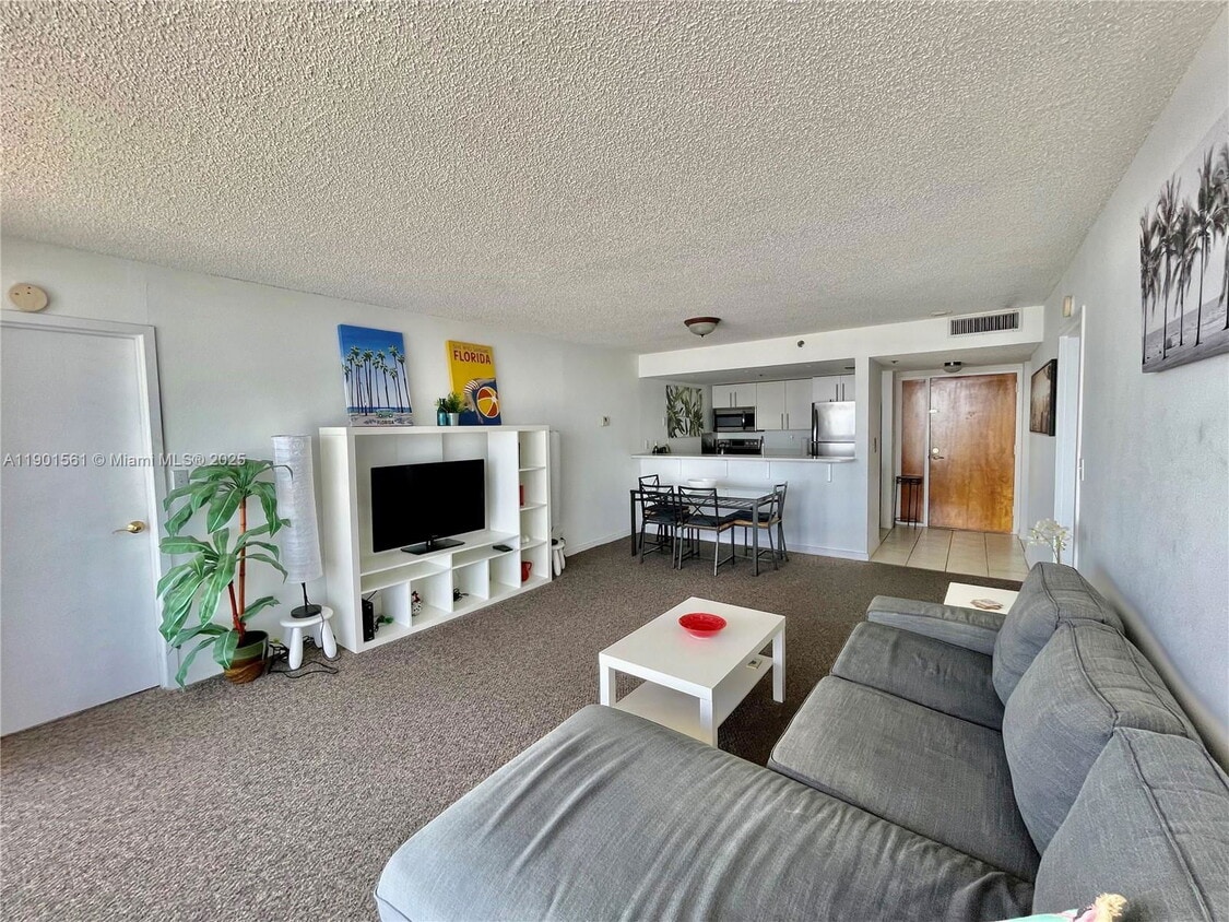 Primary Photo - 7601 E Treasure Dr