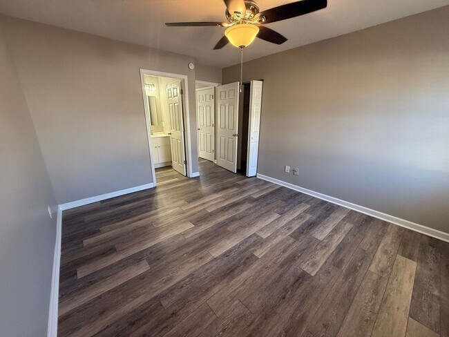 Building Photo - You'll Love the Modern Upgrades in this Fully Remodeled Condo!