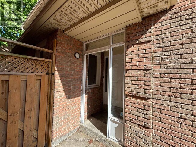 Photo du bâtiment - 98 McMorran Crescent