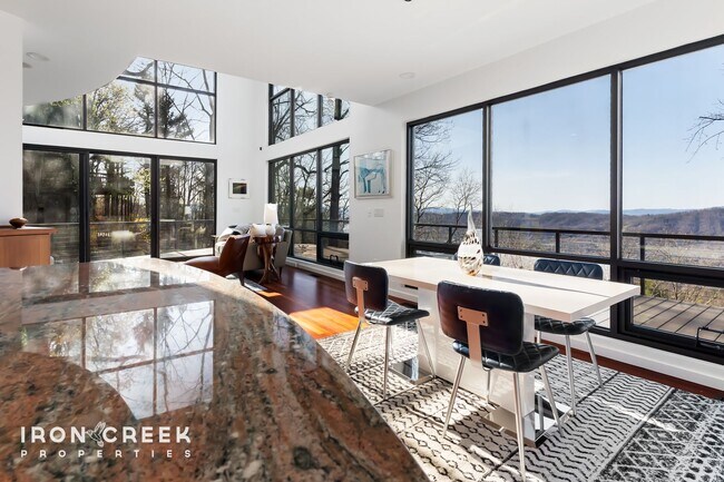 Foto del edificio - Luxury Furnished Home on Town Mountain
