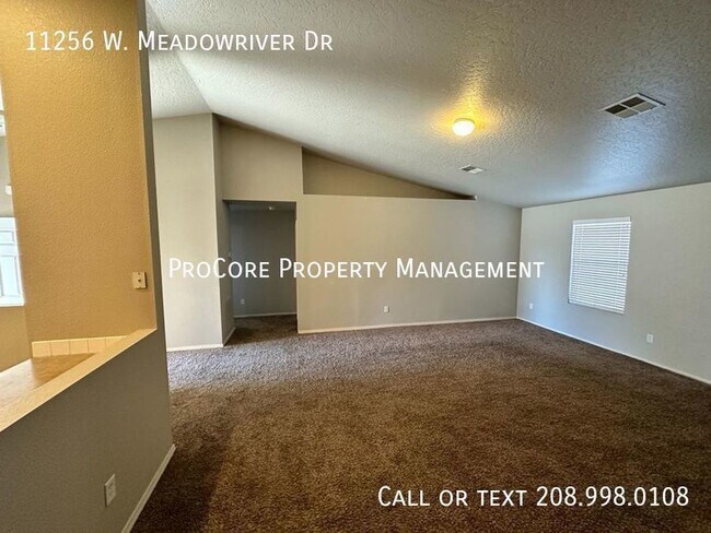 Building Photo - One story 3 bed/2 bath home with 2 car gar...