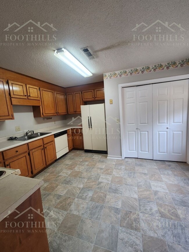 Building Photo - 123 Woodland Dr