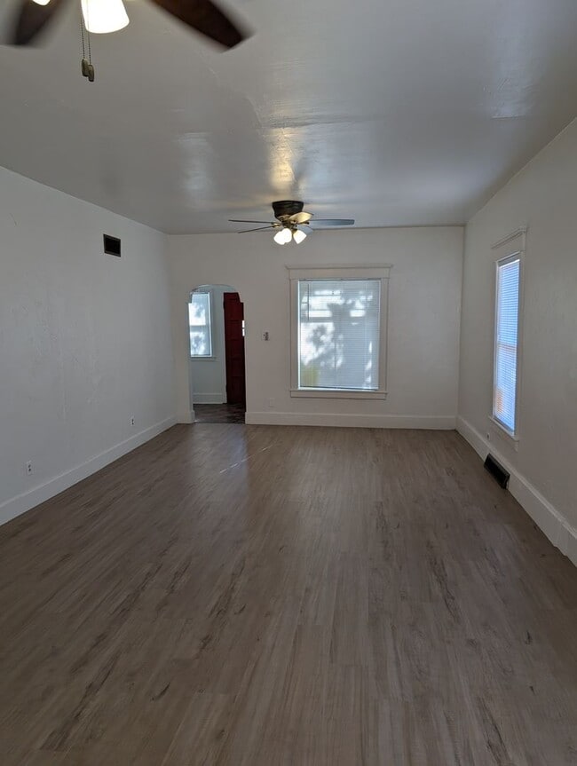 Building Photo - 921 5th St