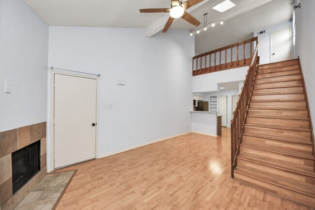 Foto del edificio - 2425 Holly Hall St