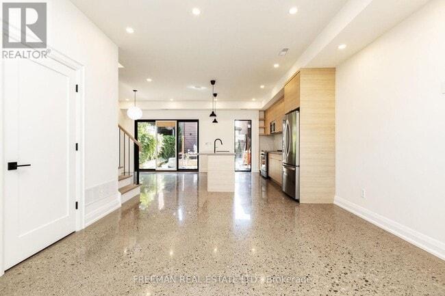 Building Photo - 642 Gladstone Ave