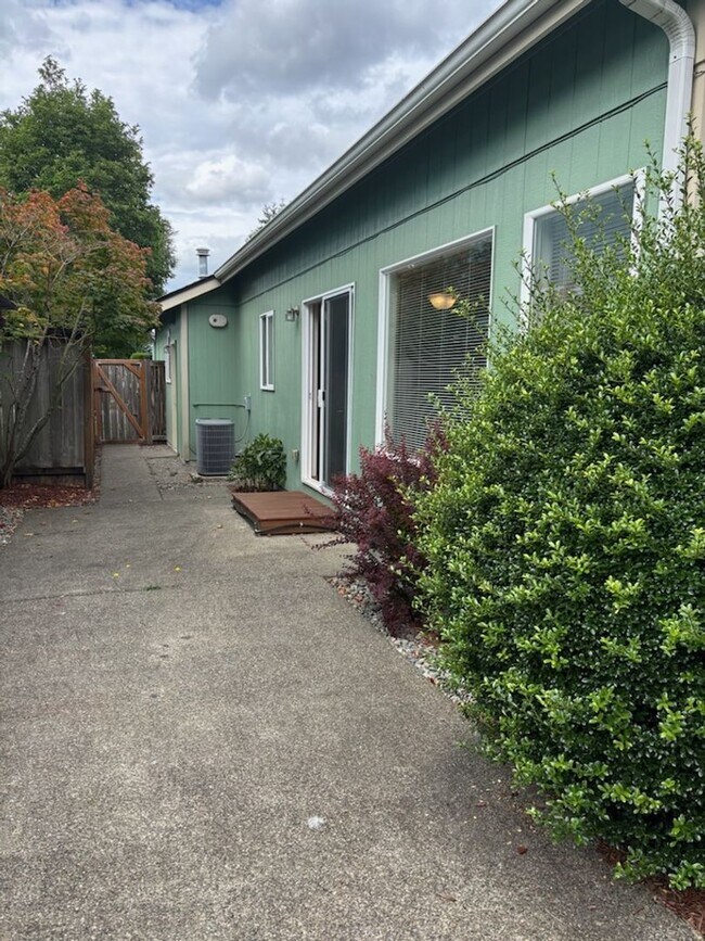 Foto del edificio - Beautiful 2 Bedroom, 2 Bath Bridlewood Ram...
