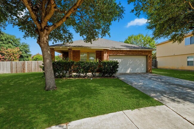 Foto del edificio - New LVP Flooring & Large Backyard in Schertz