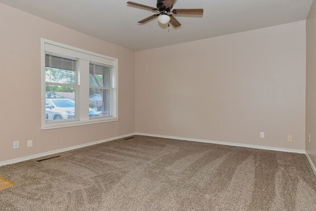 Building Photo - 1304 Skyline Dr