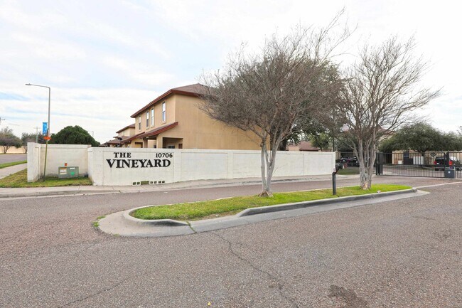 Foto del edificio - 10706 International Blvd