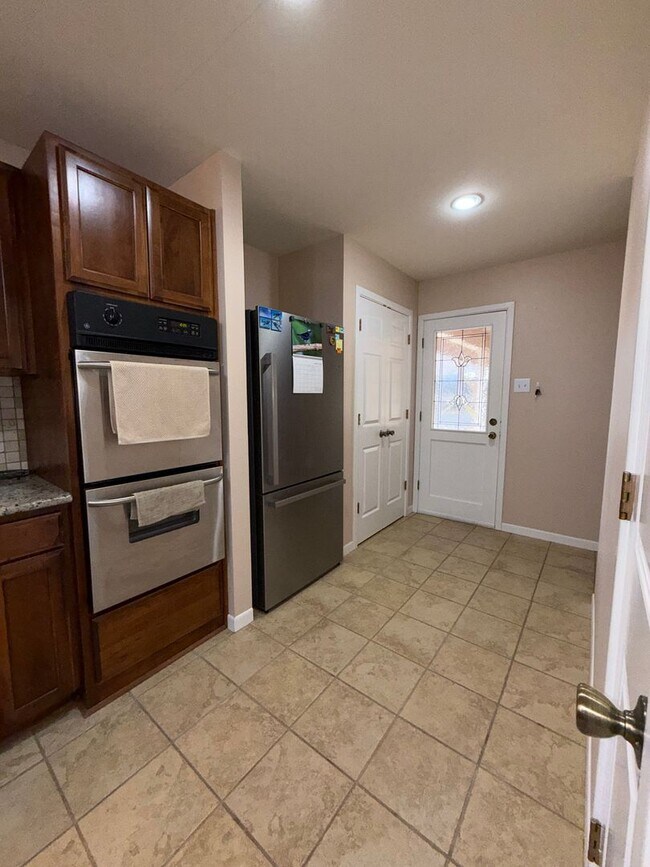 Foto del edificio - Spacious 3 Bedroom 2 Bath home COMING SOON!