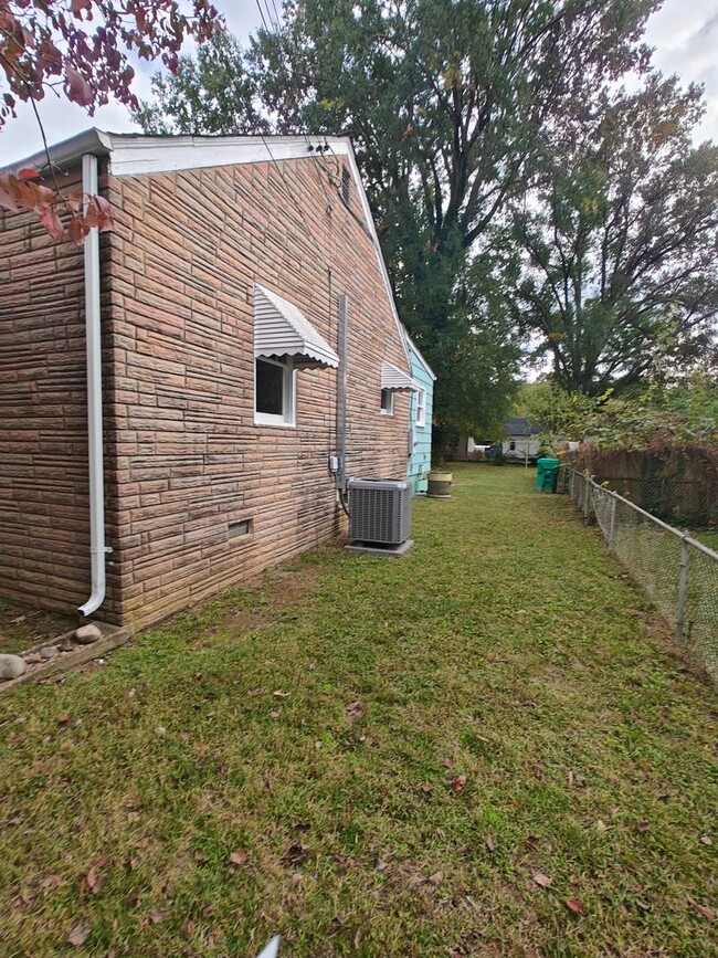 Foto del edificio - 2 bedroom home with fenced in rear yard