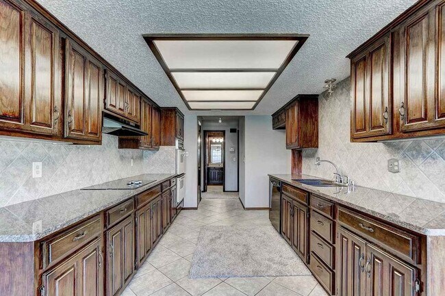 Foto del edificio - 12300 Green Valley Dr