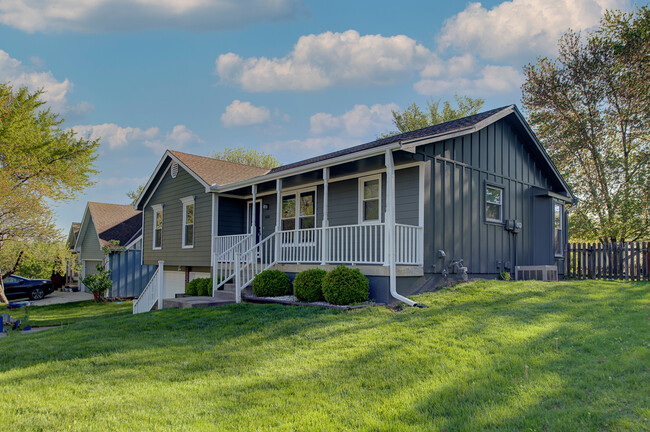 Building Photo - 1531 Ridgeway Dr