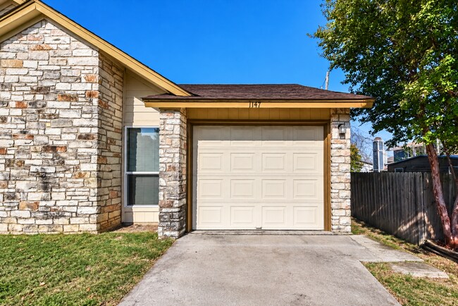 Building Photo - 1147 Royal Crest Dr